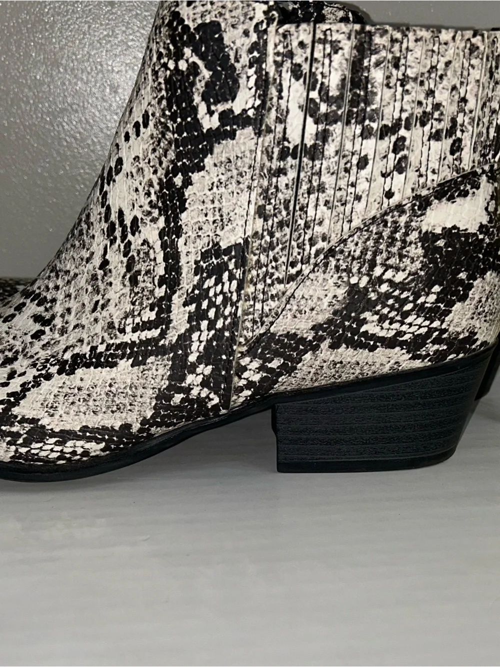 UNIONBAY Black and White Snake-Print Ankle Booties size 8.5